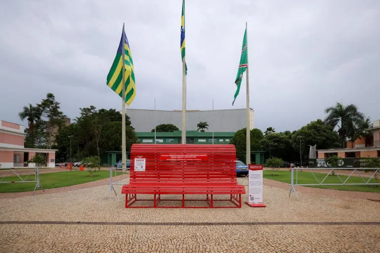 Goiânia recebe Banco Vermelho; símbolo global contra o feminicídio