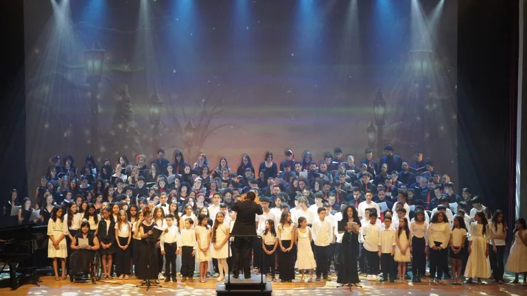 Cantata de Natal do Basileu França reúne 200 vozes em espetáculo emocionante