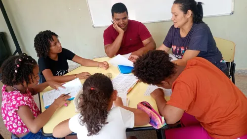 Foto 2 Criancas carentes recebem em aula de reforco escolar 1