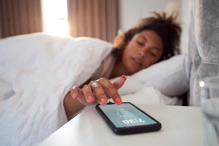 Dormir virou luxo? A ciência do sono explica por que vivemos exaustos