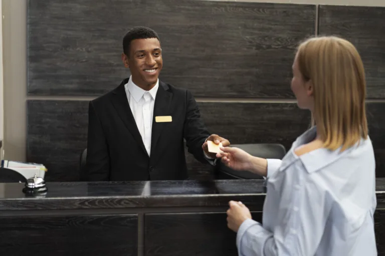 Nova Ficha Digital promete check-in em segundos nos hotéis do Brasil; veja como usar