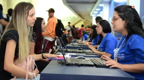 Ciee oferece 926 vagas sem experiencia para candidatos com ensino medio superior e jovem aprendiz em todo o pais