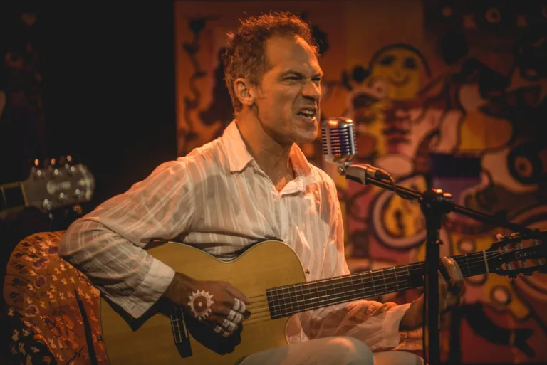 Dante Ventura celebra 30 anos de carreira com show no Teatro Goiânia