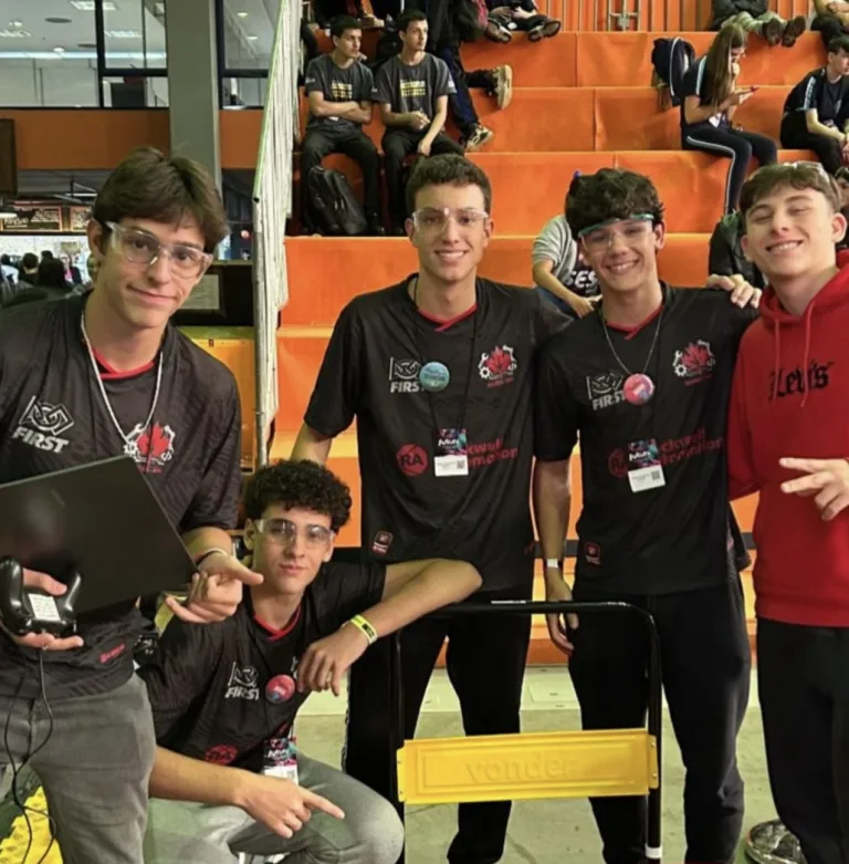 Alunos goianos buscam patrocínio para programa social de robótica