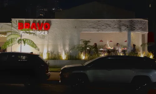 Bravo BBQ Burger: conheça o menu do Festival Gastronômico Curta Mais Goiânia Confira o menu preparado pelo Bravo BBQ Burger para o Festival Gastronômico Curta Mais Goiânia à Mesa A 7º edição do Festival Gastronômico Curta Mais Goiânia: Goiânia à Mesa acontece entre os dias 10 de janeiro a 10 de fevereiro e objetiva reunir, mais uma vez, o melhor da gastronomia da cidade a preços fixos e acessíveis. A Bravo BBQ Burger nasce da celebração do fogo, do tempo e do encontro. Cada hambúrguer é preparado na churrasqueira, com carnes grelhadas no ponto certo, produções artesanais e receitas autorais que se combinam de forma criativa, equilibrada e memorável. Aqui, o hambúrguer carrega afeto e conhecimento. É um convite ao prazer simples, honesto e cheio de sabor. Em um quintal urbano acolhedor, a Bravo transforma comida de verdade em experiências que ficam na memória e em boas histórias compartilhadas à mesa. Dias e horários de funcionamento do Bravo BBQ Burger no Festival O (estabelecimento) está participando do Festival Gastronômico Curta Mais Goiânia na categoria Plus (Bares e similares). Você pode saborear o menu criado para o evento pelo preço fixo de R$79,00, De terça a domingo das 18h30 às 23h30 [jantar] Confira o menu do Festival Curta Mais Combo especial: DUETO BRAVO - Uma entrada, dois hambúrgueres, para dois. + BATATA PULLED PORK [entrada] Fritas MacCain, com pernil de porco desfiado, barbecue artesanal (feito na casa) e sour cream (feito na casa). Porção de aproximadamente 250 g. 7º edição do Festival Gastronômico Curta Mais Goiânia Se você é do time que está passando as férias de janeiro em Goiânia, temos uma notícia de dar água na boca! A cidade recebe, mais uma vez, um dos circuitos mais aguardados do ano: o Festival Gastronômico Curta Mais Goiânia, que chega à sua 7ª edição, especial Goiânia à Mesa, com ainda mais sabor, proporcionando experiências incríveis a preços fixos que cabem no bolso. De 10 de janeiro a 10 de fevereiro, o maior Festival Gastronômico de Goiânia transforma a cidade em um verdadeiro tour gastronômico, reunindo restaurantes, bares, cafés, sorveterias, pizzarias e muito mais em um circuito gastronômico que promete conquistar os apaixonados por boa comida. Cada estabelecimento participante oferece menus exclusivos dentro de categorias com preços fixos, uma excelente oportunidade para explorar novos sabores e conhecer lugares incríveis na cidade sem pesar no orçamento. Você pode conferir todos os participantes clicando aqui. Criado pelo Curta Mais, o Festival tem como missão valorizar a rica cena gastronômica de Goiânia, incentivar a circulação de pessoas nos estabelecimentos durante o período de férias e, claro, oferecer ao público experiências memoráveis por preços acessíveis. Esta edição do Festival tem a apresentação da BYD e do Clube Curta Mais, com apoio do Governo de Goiás, Sá | Spessatto Arquitetura, Quality Mídia Exterior, Exclusiva Profissional, Maple Bear Goiânia, 89 FM A Rádio Rock Goiânia e Alpha FM Goiânia, Plug Impressos. Confira as fotos dos pratos servidos pelo estabelecimento no Festival Curta Mais adicionar todas as fotos aqui (se tiver), especificando na legenda qual é cada prato Serviço: Bravo BBQ Burger Endereço: Alameda Leopoldo de Bulhões, 625, Setor Pedro Ludovico - Goiânia - GO Contato:@bravobbq Funcionamento do Festival: Terça a domingo das 18h30 às 23h30 [jantar]