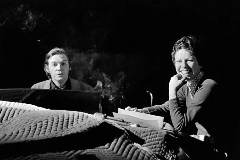 Cine Ferroviário exibe documentário sobre Elis Regina e Tom neste sábado
