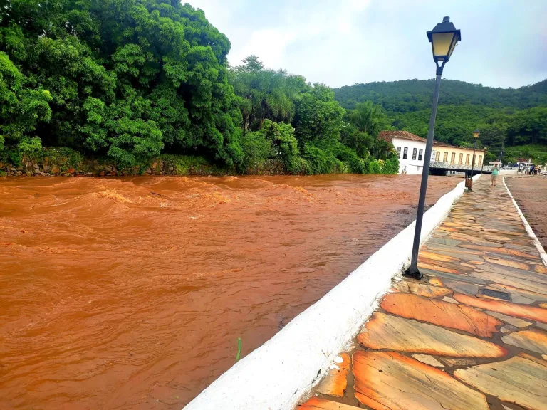 Cheia do Rio Vermelho reacende a memória de 2001 na Cidade de Goiás; entenda