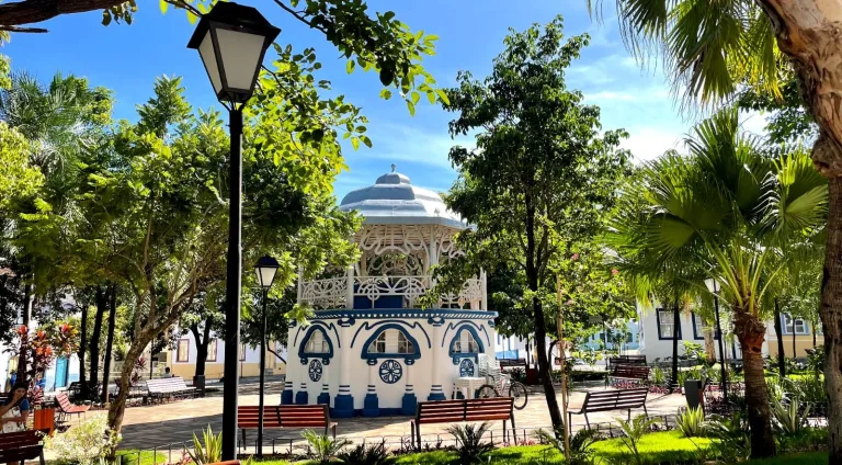 Praça do Coreto, a mais antiga de Goiás, passa por reforma e merece ser visitada