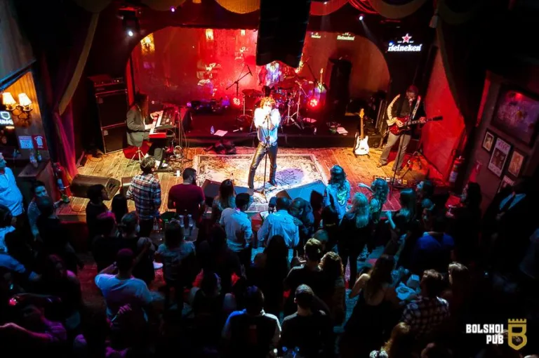 Cover da banda The Doors do RS faz show em Goiânia