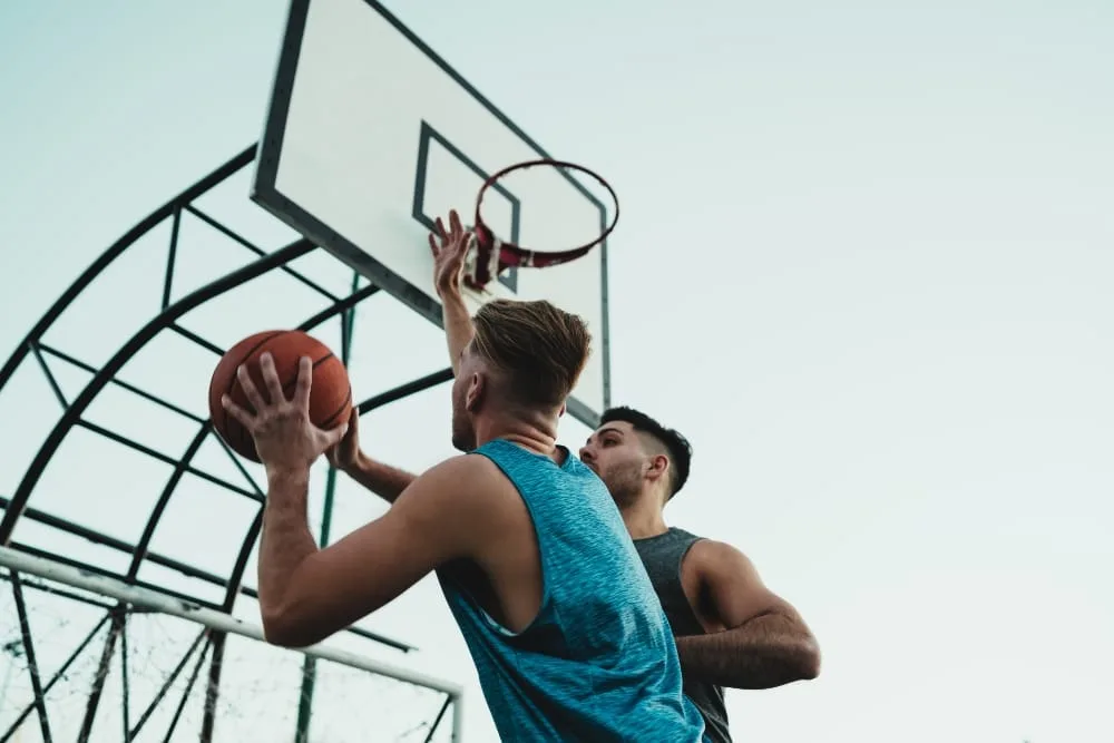 jovens jogando basquete