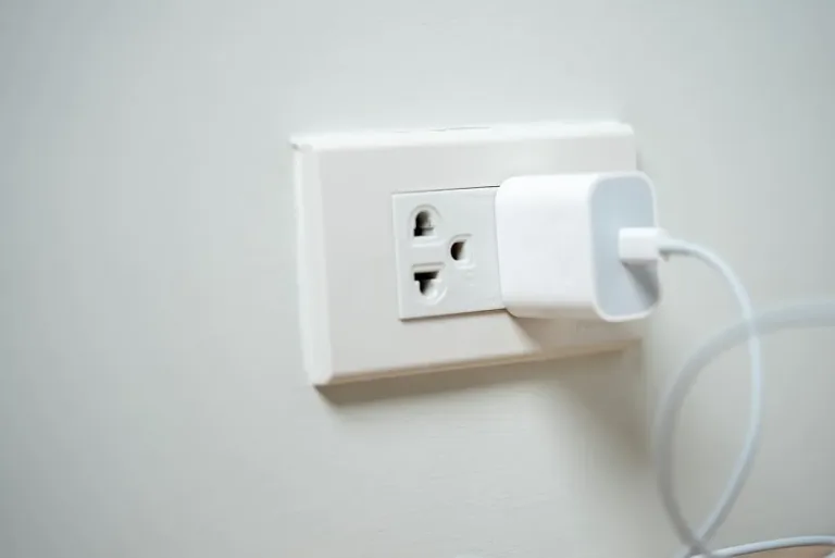 Deixar o carregador na tomada gasta energia? A gente explica