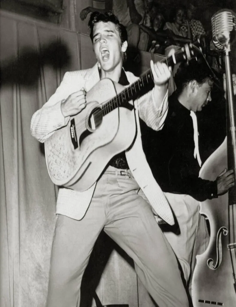 Elvis Presley tocando violão