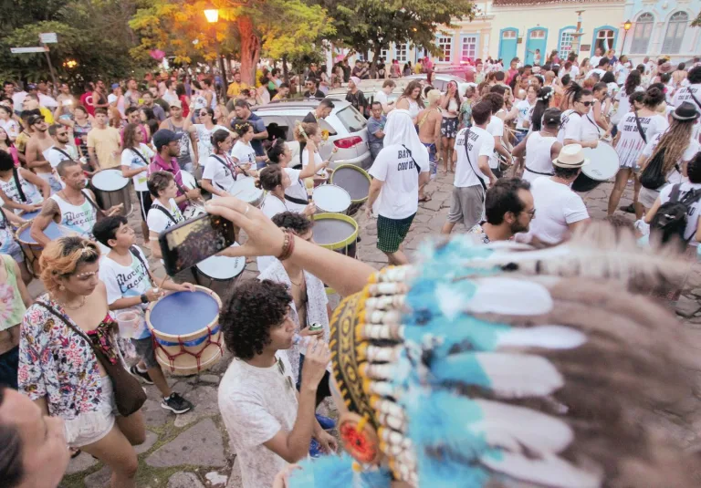 Bloco do Caçador leva ancestralidade e ritmo às ruas da Cidade de Goiás