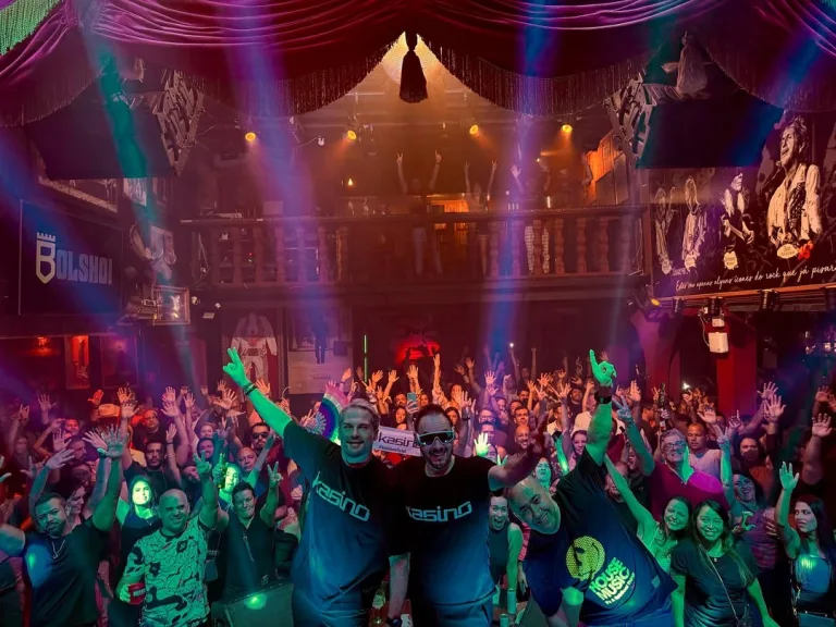 Dupla Kasino volta a Goiânia para noite dance anos 2000