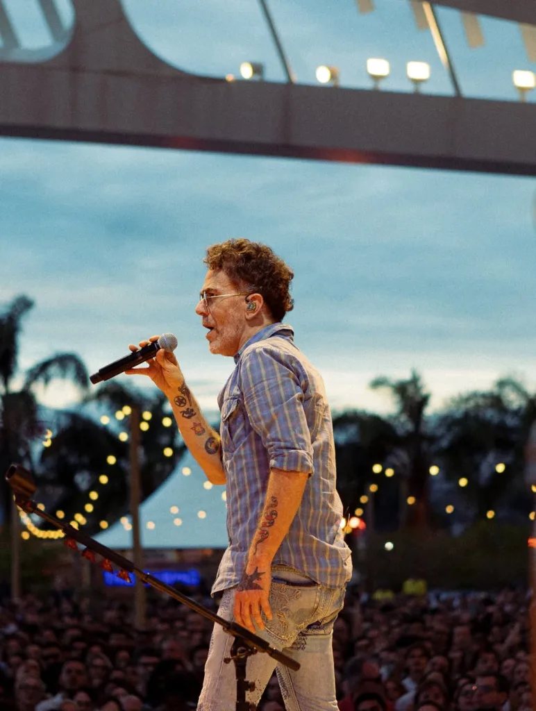 Nando Reis cantando em um palco