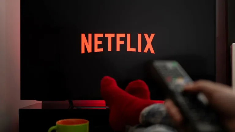 Série antiga ressurge e entra no top 3 da Netflix ganhando o público jovem