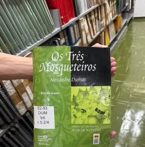 Livro "Os três mosqueteiros" em Braille