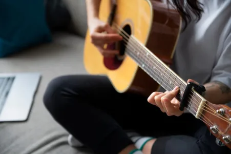 pessoa tocando violão
