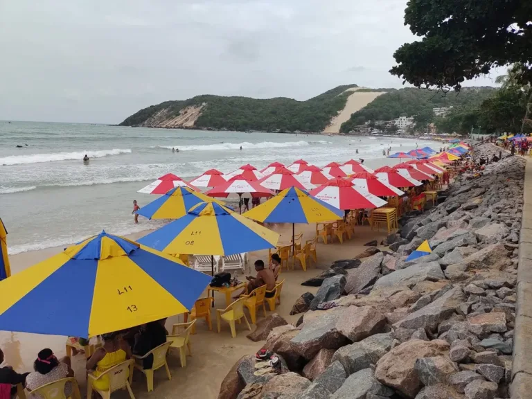 Destino turístico da Bahia proíbe consumação mínima em barracas de praia
