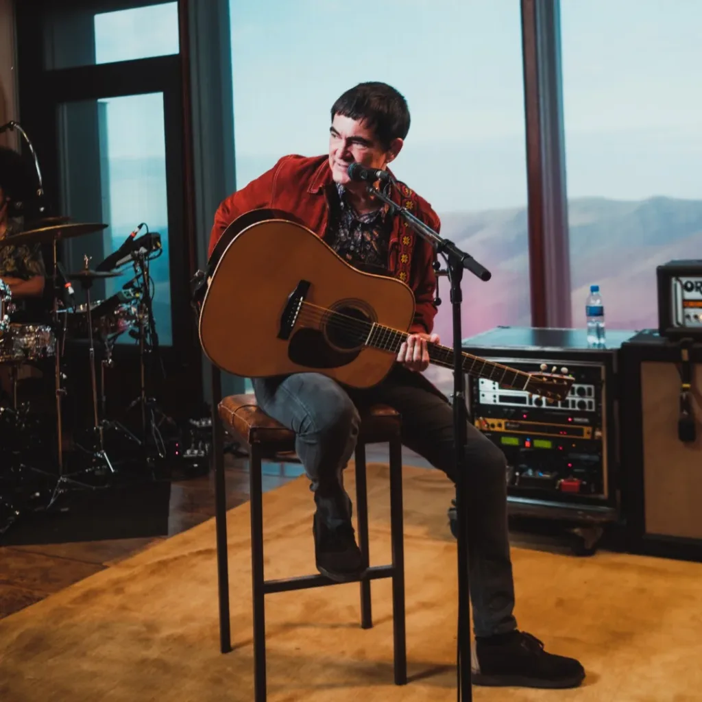 Samuel Rosa com violão na mão