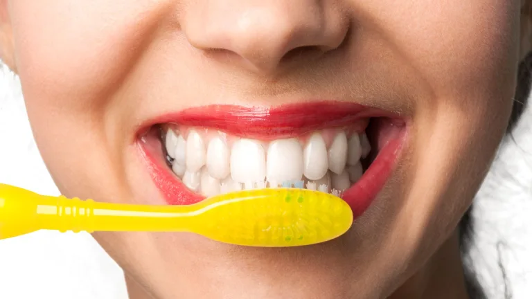 Não é a marca: o segredo do sorriso saudável está no tempo de escovação