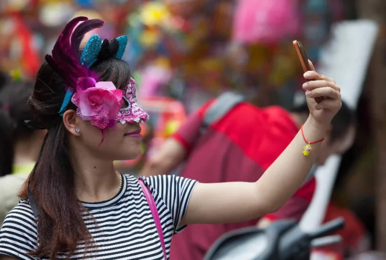 Folia de celular: como se proteger de furtos e golpes durante o Carnaval
