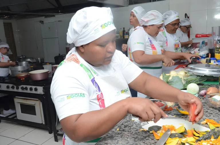 Merendeiras participam de concurso culinário em Goiânia