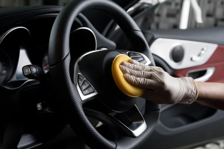 Descubra como tirar glitter do carro sem estragar os estofados no pós-Carnaval