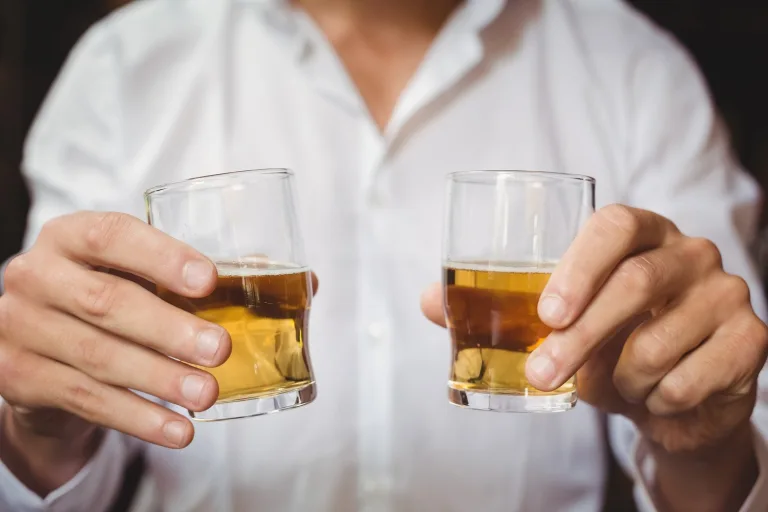 Álcool e energético: mistura comum nas festas pode bagunçar o coração sem você perceber