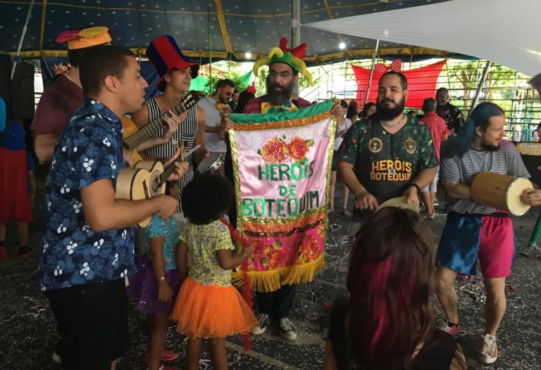 Bloco Carrinho de Mão Elétrico agita segunda de Carnaval com samba e cortejo em Goiânia