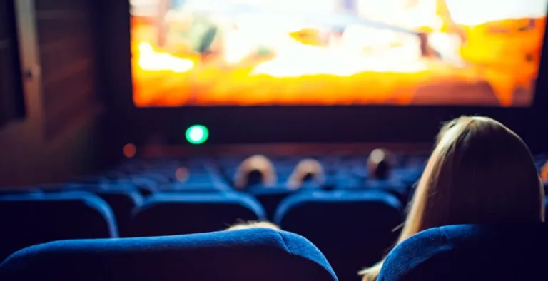 Por que alguns filmes nunca ficam ultrapassados? A resposta está na sociedade