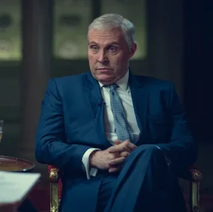 Rufus Sewell como príncipe Andrew