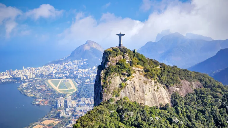 Brasil conquista turistas e alcança 94% de aprovação internacional