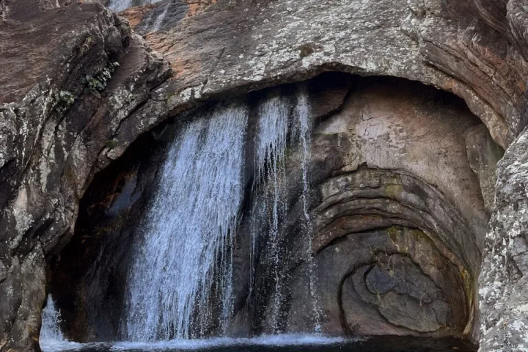 Essa cachoeira em Goiás parece um caracol e virou sensação entre turistas