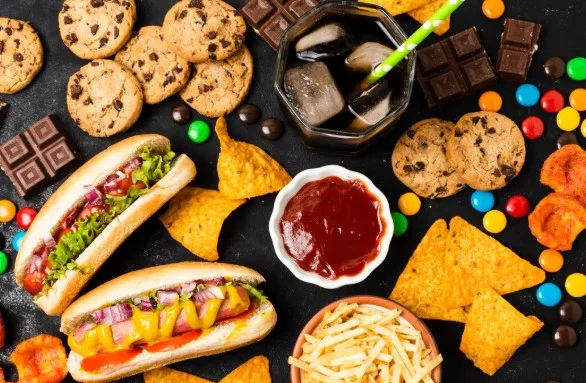 Novo estudo aponta que alimentos ultraprocessados estão ligados à infertilidade em mulheres