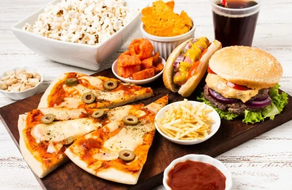 Novo estudo aponta que alimentos ultraprocessados estão ligados à infertilidade em mulheres