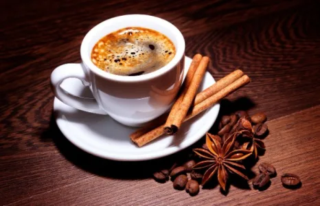 Café com canela: mistura oferece benefícios para o organismo, confira