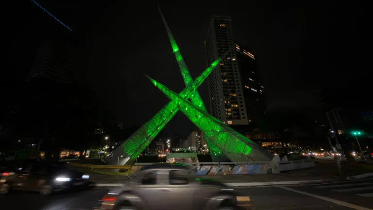 Viaduto Latif Sebba é iluminado de verde e coloca Goiânia em circuito cultural mundial
