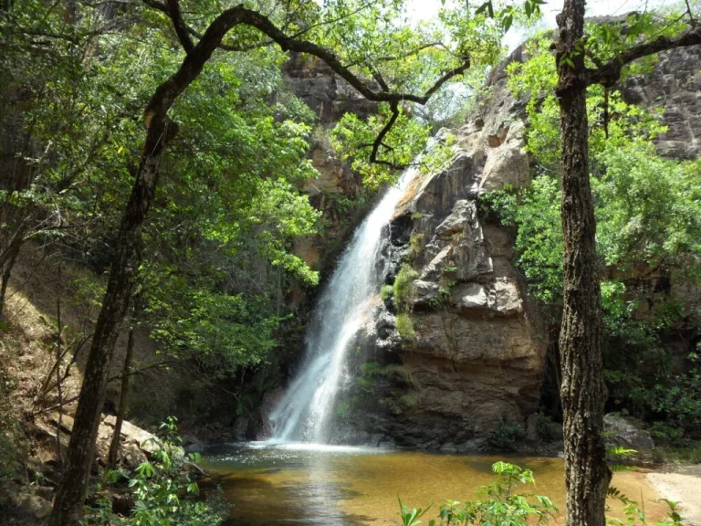 Cachoeira escondida a 2 horas de Goiânia é o lugar certo pra quem busca sossego