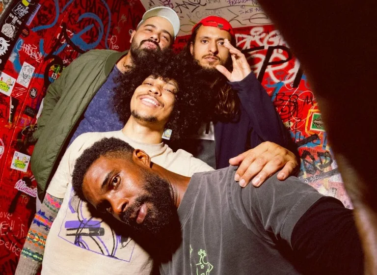 Banda de Goiânia, Boogarins traz show em homenagem ao disco “Manual”