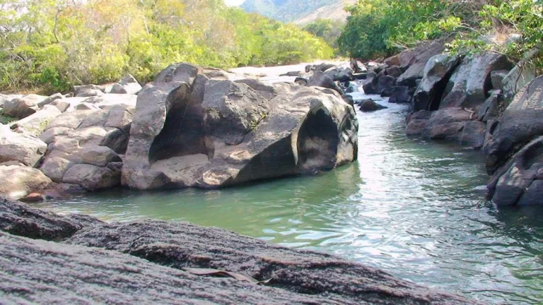 Cidade goiana esconde serras, poços e paisagens naturais fora do radar