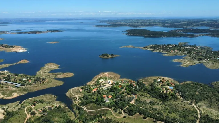 Paraíso escondido em Goiás revela “mar de água doce”, mirantes secretos e esportes que parecem de litoral