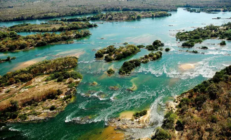 Perto de Goiás, ilha quase intocada do Brasil revela cenário de outro mundo com rios cristalinos