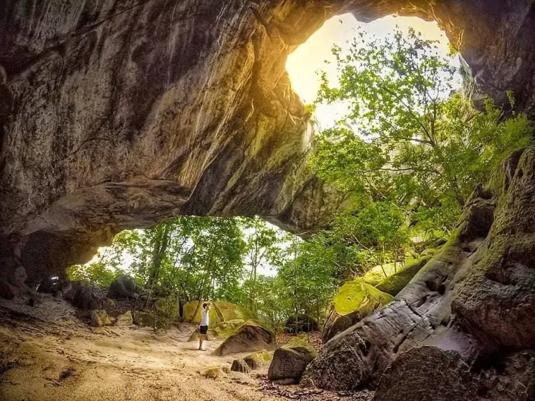 Cidade no interior de Goiás guarda cachoeiras, grutas e até pinturas rupestres