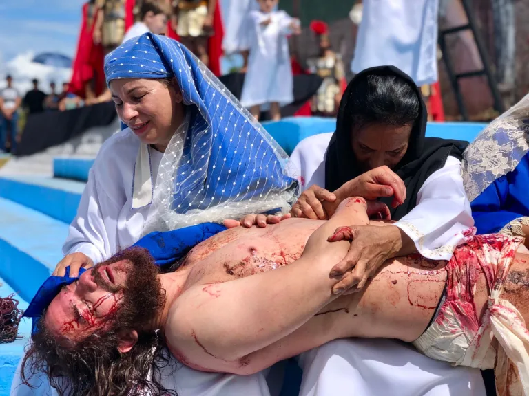 Trindade antecipa encenação da Paixão de Cristo e transforma rodovia em palco de fé