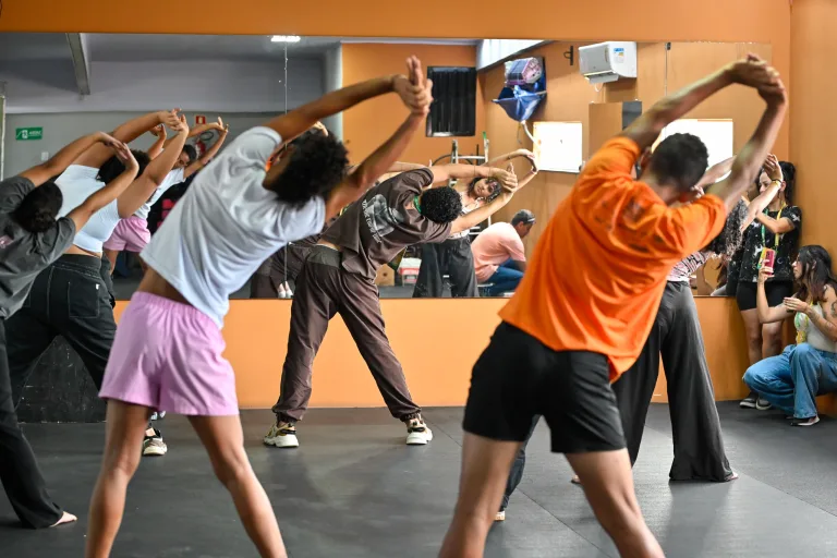Oficinas gratuitas de teatro estão com inscrições abertas para formar artistas em Goiás; veja como participar