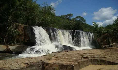Cidade pouco conhecida em Goiás guarda romaria centenária e cachoeiras gigantes