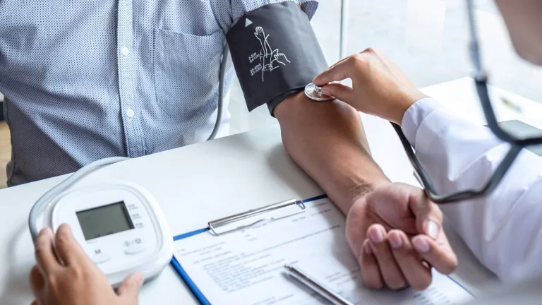 Metade dos brasileiros com hipertensão não sabe que tem a doença, alerta cardiologista