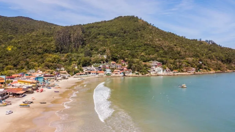 Praia mais poluída do Brasil fica em um dos destinos mais famosos do país