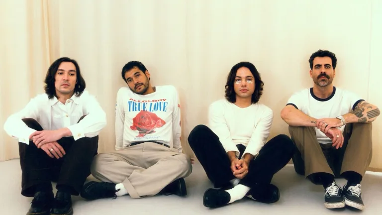 Banda Terno Rei faz show em evento do Porão do Rock 2026 em Goiânia
